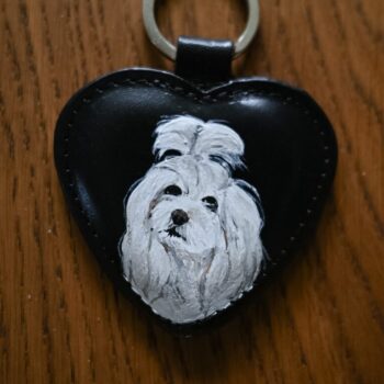 Ręcznie malowany czarny brelok w kształcie serca