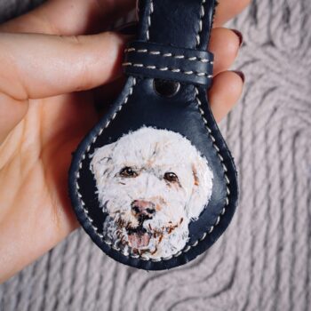 Ręcznie malowany granatowy brelok w kształcie lizaka