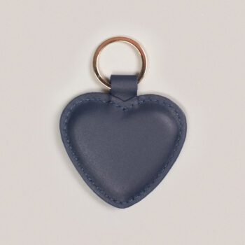 Granatowy brelok w kształcie serca